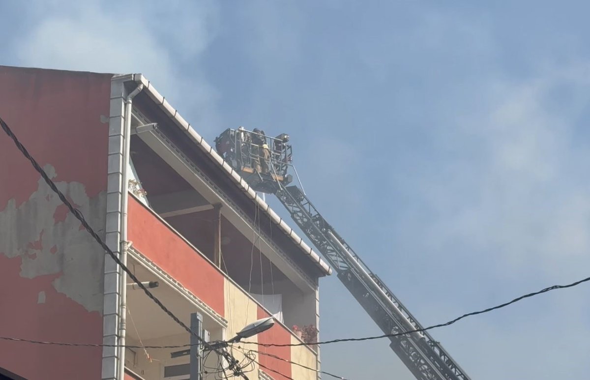 avcilarda-bir-binanin-catisinda-cikan-yangin-3-binaya-sicradi