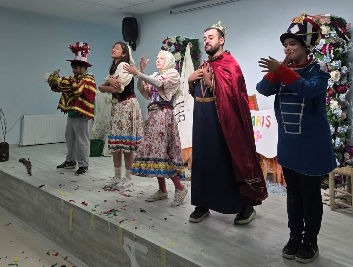 aziziyede-perde-cocuklar-icin-aciliyor-kursun-askerin-utanci-yogun-ilgi-goruyor