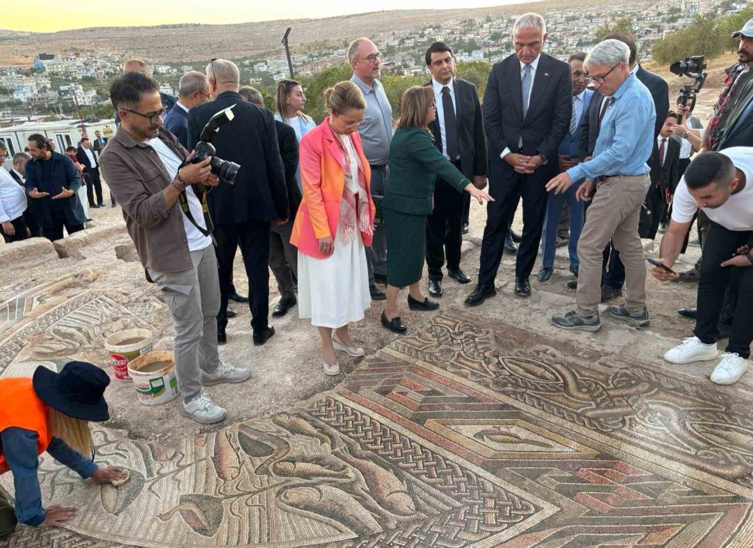 bakan-ersoy-duluk-antik-kentinde-muzik-dinletisine-katildi