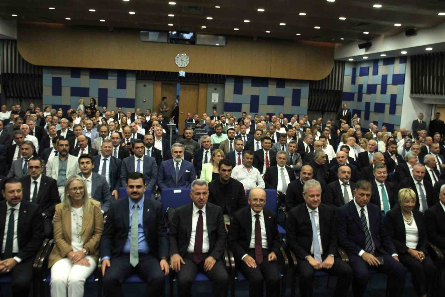 bakan-simsek-izmirde-is-dunyasiyla-bulustu