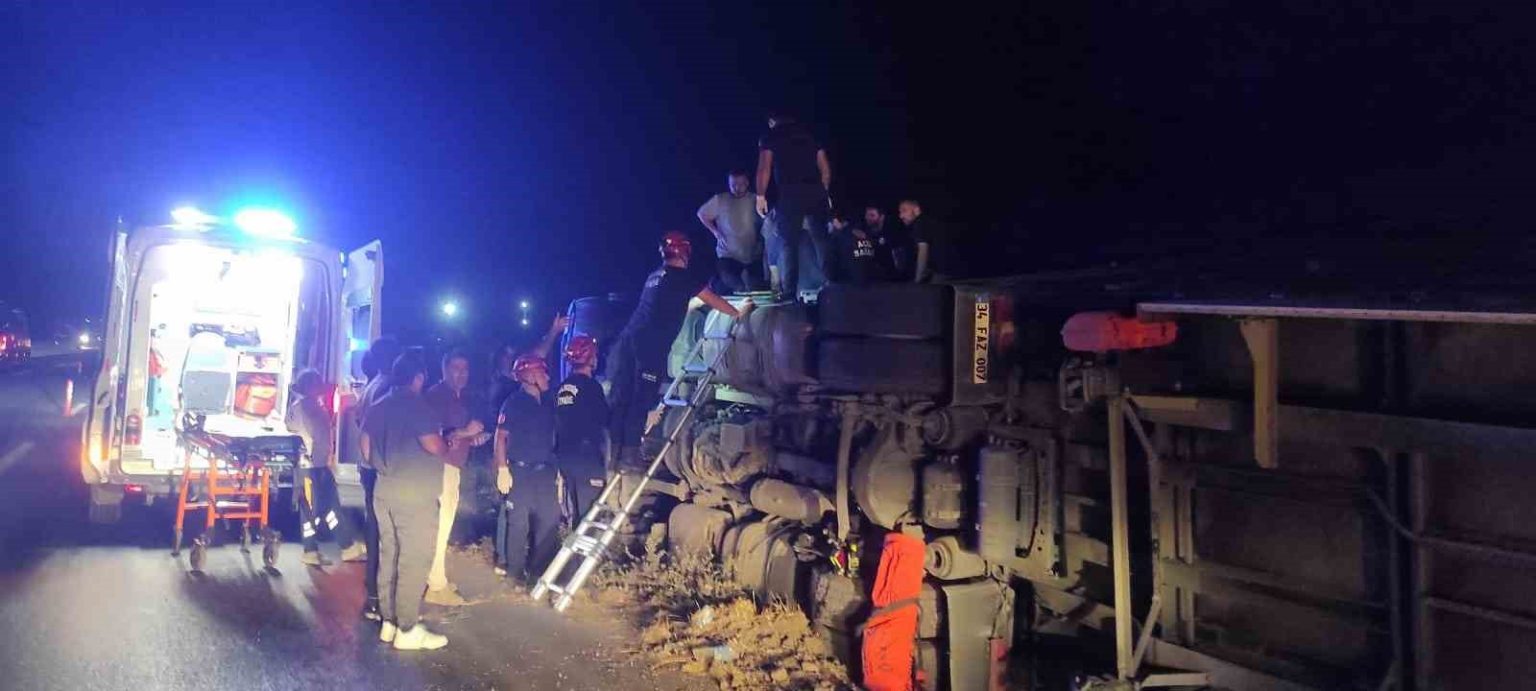 balikesirde-tir-kazasi-surucu-ekipler-tarafindan-kurtarildi