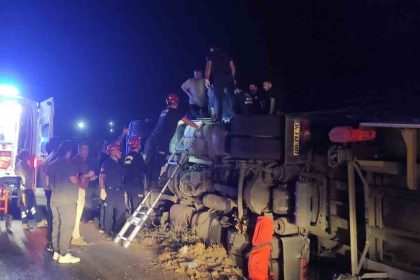 balikesirde-tir-kazasi-surucu-ekipler-tarafindan-kurtarildi
