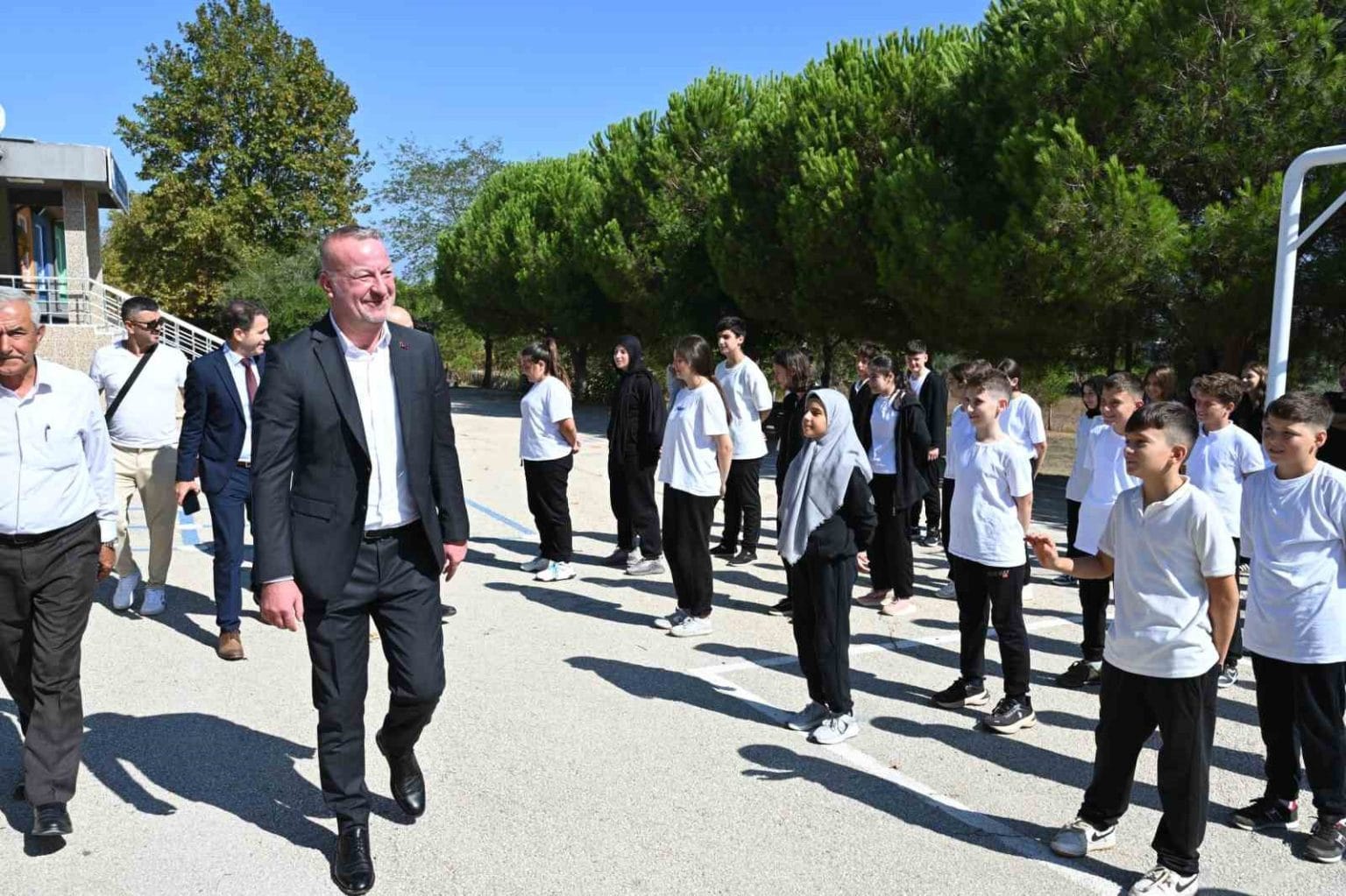 baskan-ozel-daveti-kirmadi-bayramdere-ilkokulunu-ziyaret-etti