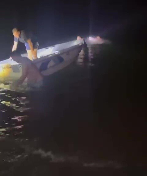 batan-balikci-teknesindeki-3-kisiyi-trafik-polisi-kurtardi