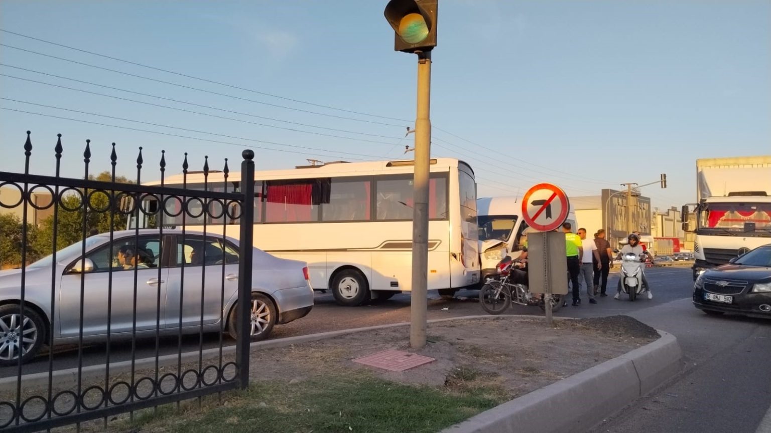 bursada-isci-servisi-ile-yolcu-minibusu-carpisti-4-yarali