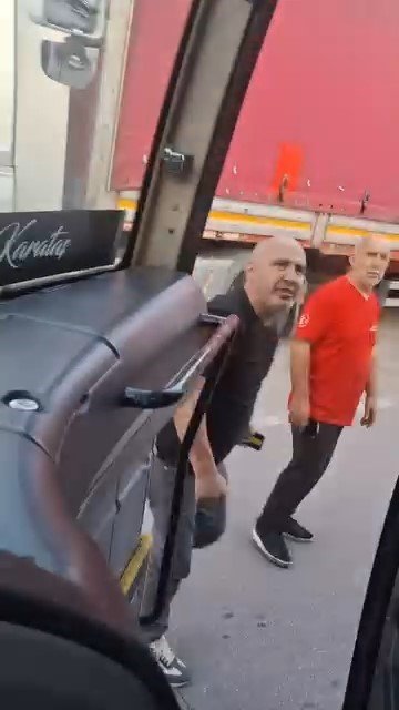 bursada-otobus-soforu-ile-surucu-arasinda-ters-yon-tartismasi