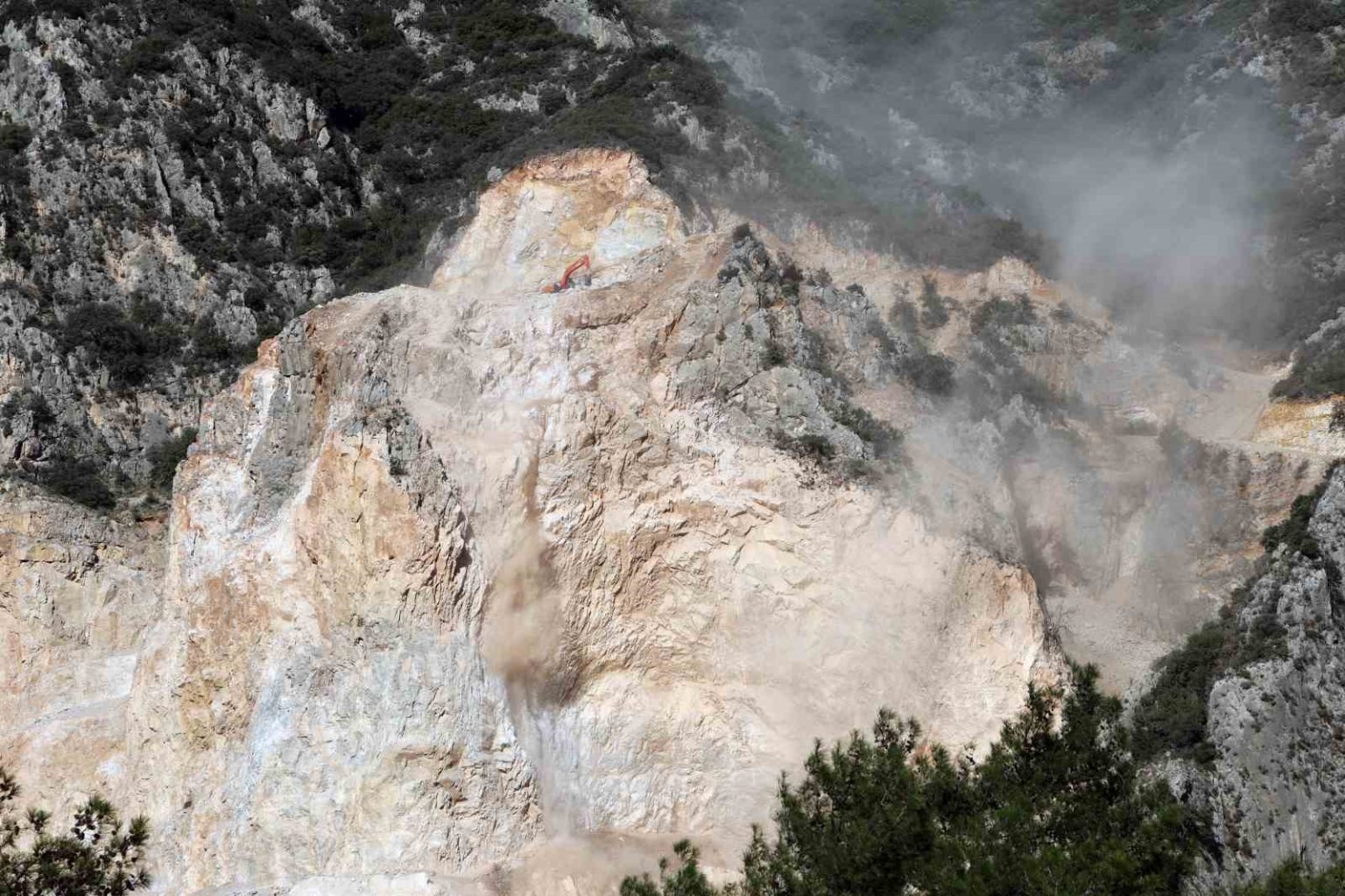 buyuksehir-turistik-mahalledeki-tas-ocagindaki-patlatmalar-icin-harekete-gecti