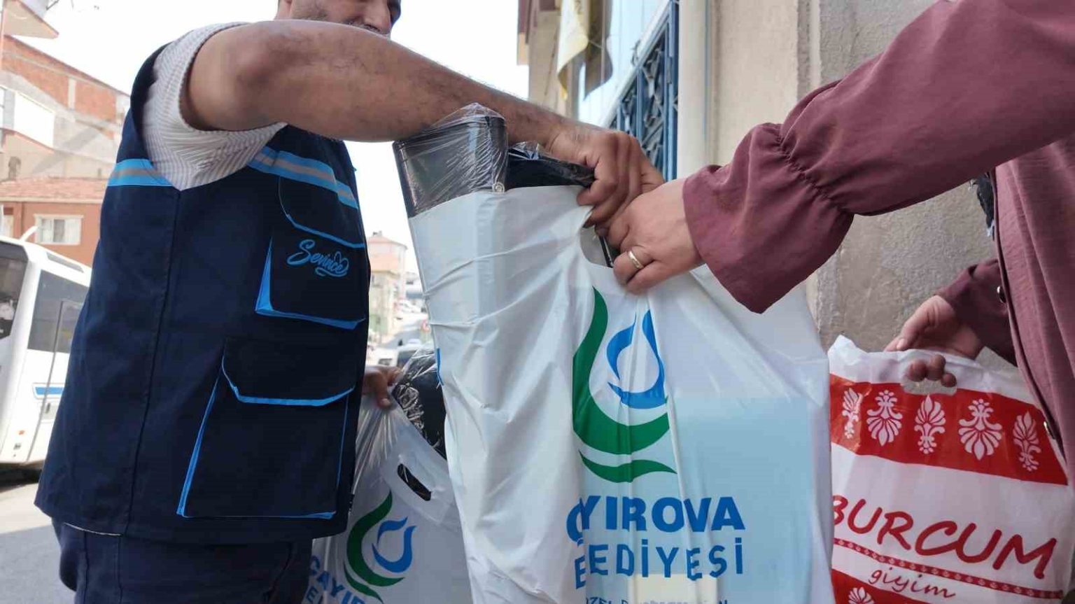 cayirovada-ihtiyac-sahibi-ogrencilere-kirtasiye-destegi