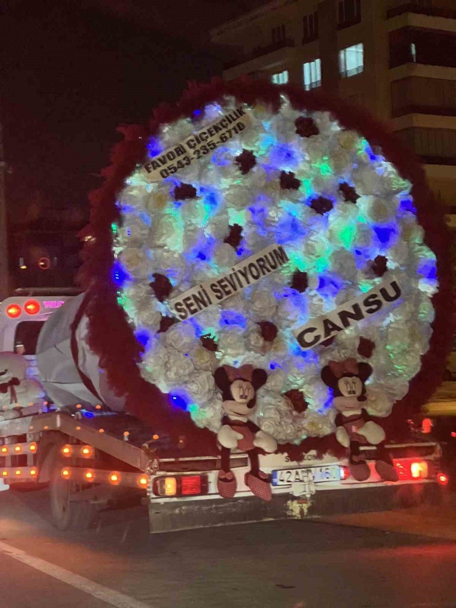 cekici-uzerinde-otomobil-degil-cicek-dikkat-cekti