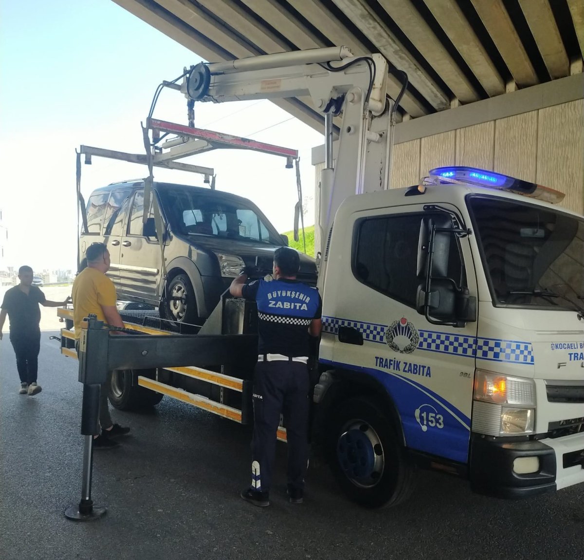 cocuklarinin-tedavisine-giden-aileye-zabitadan-yardim-eli