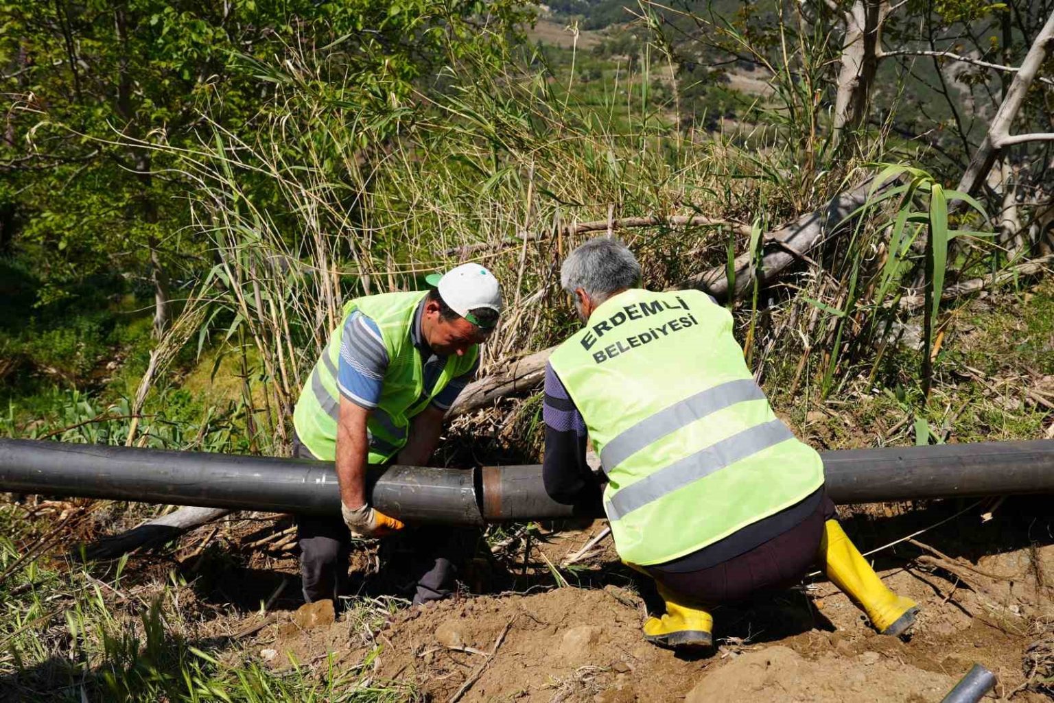 erdemli-belediyesinden-ureticilere-32-bin-metre-sulama-borusu-destegi