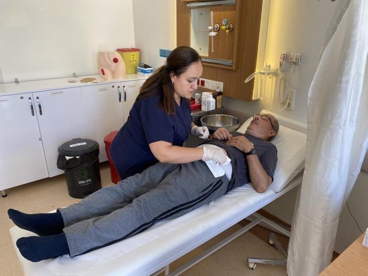 eskisehirde-hastalar-ve-refakatcileri-stoma-ile-nasil-ilgileneceklerini-hastanede-ogreniyor