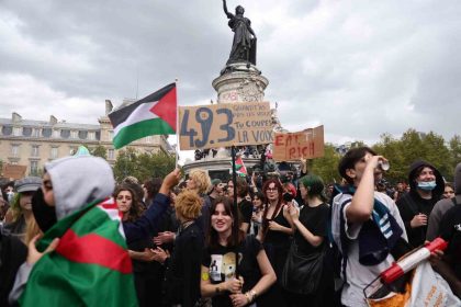 fransada-her-seyi-durduralim-protestolarinda-gozalti-sayisi-300e-yaklasti
