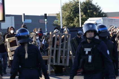 fransada-her-seyi-durduralim-protestosu-yollar-kapatildi-103-kisi-gozaltina-alindi