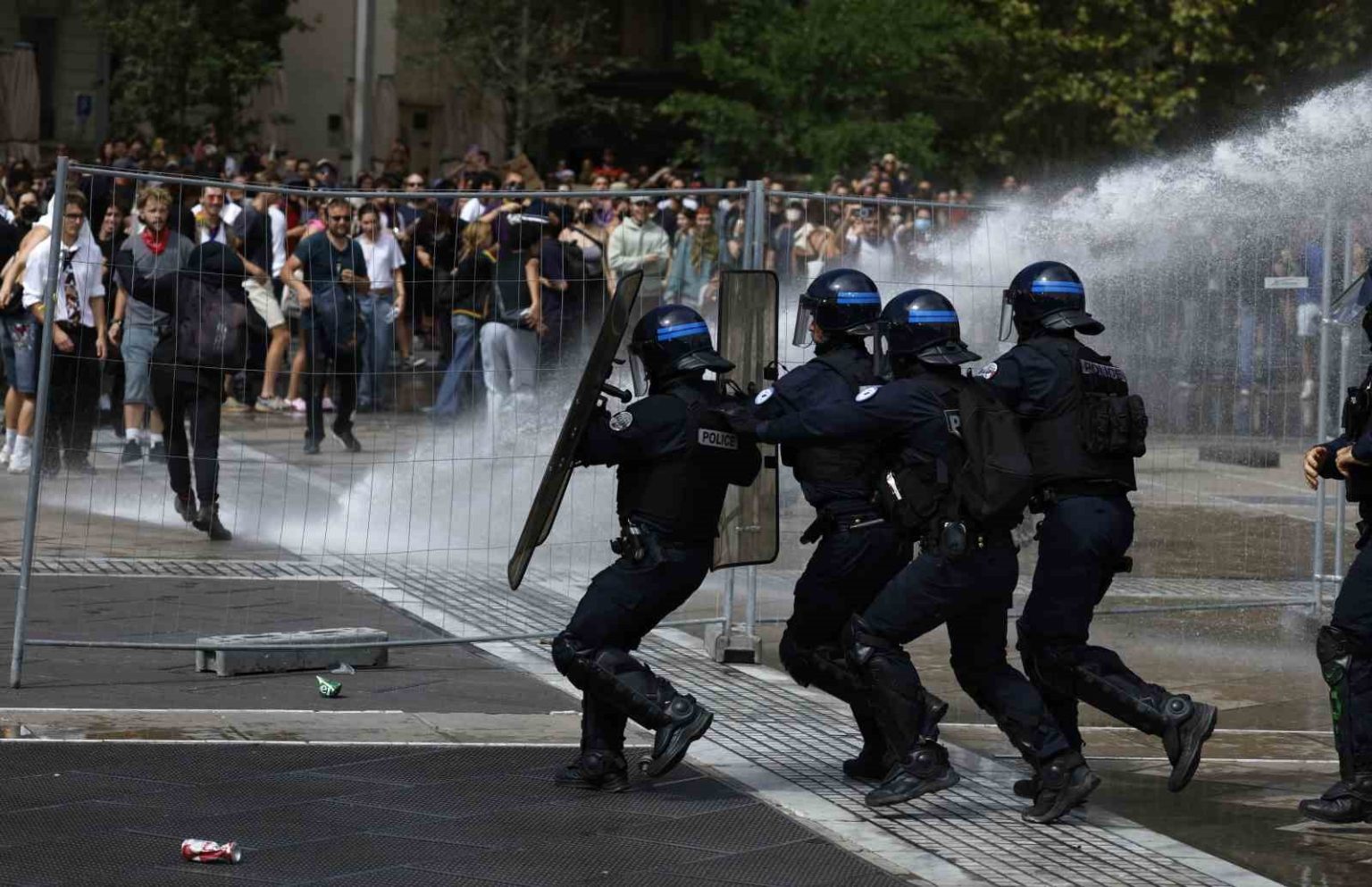 fransadaki-protestolarda-gozalti-sayisi-473e-yukseldi