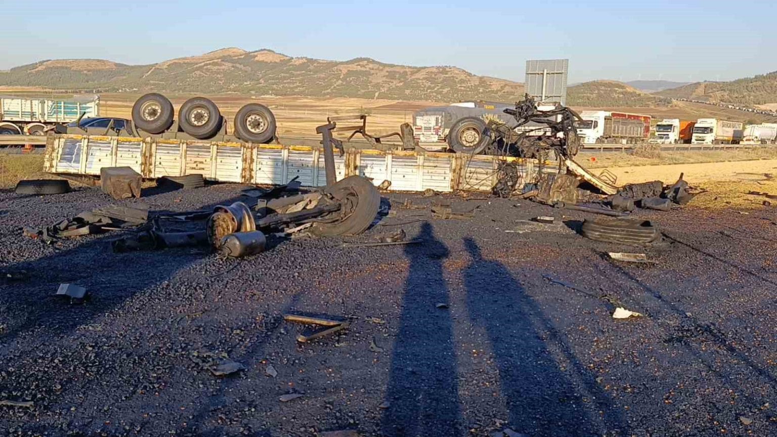 freni-patlayan-misir-yuklu-tir-asfalt-makinasina-carpti