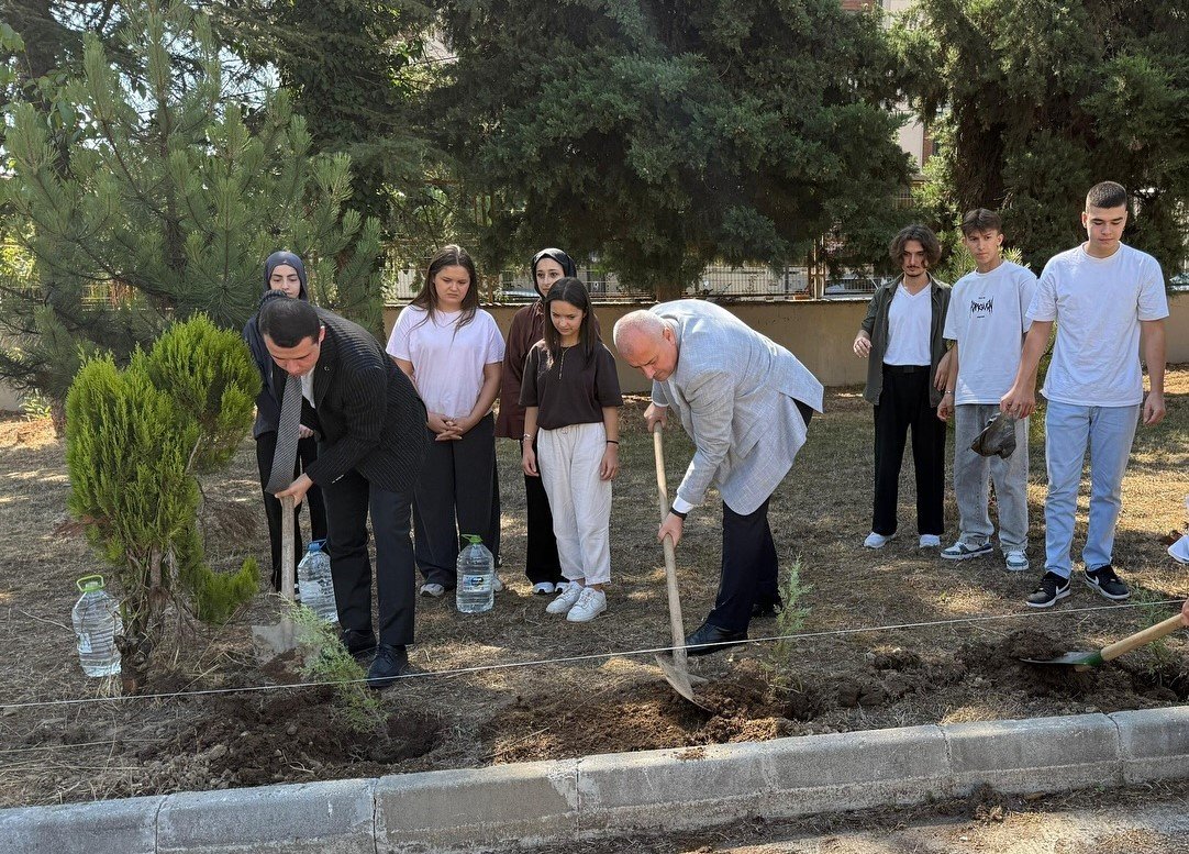 gelecege-nefes-olacak-fidanlar-toprakla-bulustu