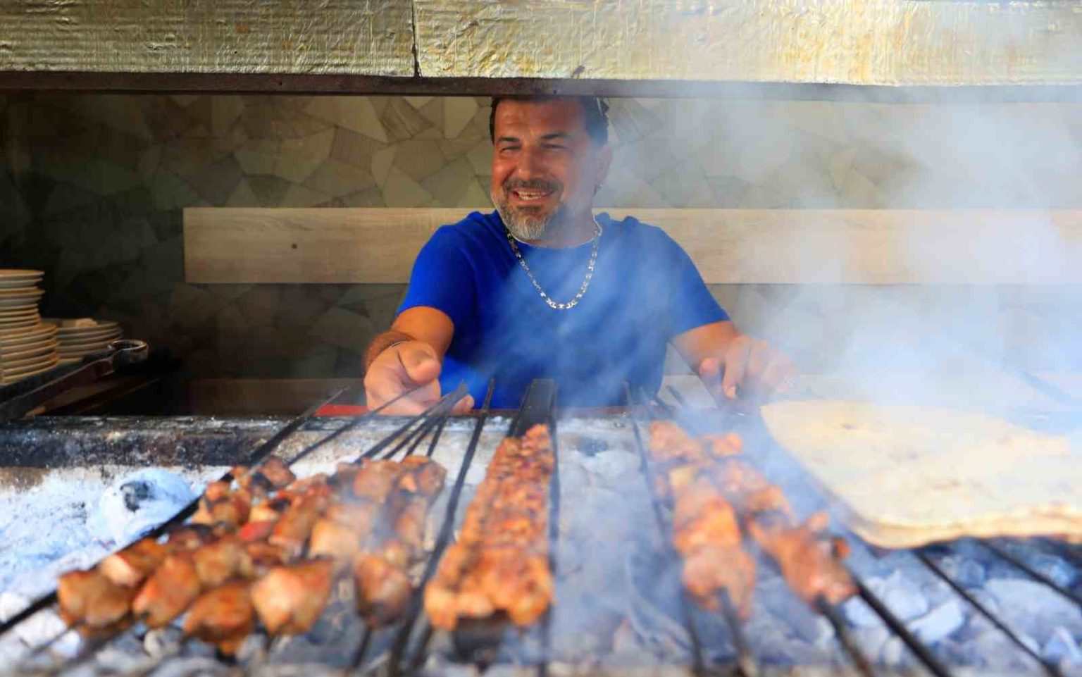 goren-gozlerine-inanamadi-denizin-ortasinda-sup-uzerinde-mangal-yakip-ciger-pisirdi