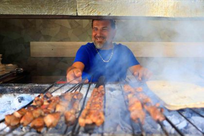 goren-gozlerine-inanamadi-denizin-ortasinda-sup-uzerinde-mangal-yakip-ciger-pisirdi