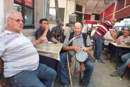 gorme-engelli-vatandas-50-yildir-darbuka-calip-turku-soyleyerek-gecimini-sagliyor