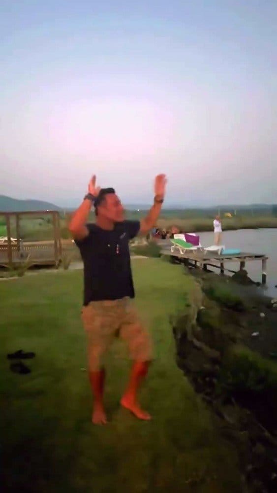 hayranlari-tekneden-mustafa-sandal-kiyidan-sarkiya-eslik-etti