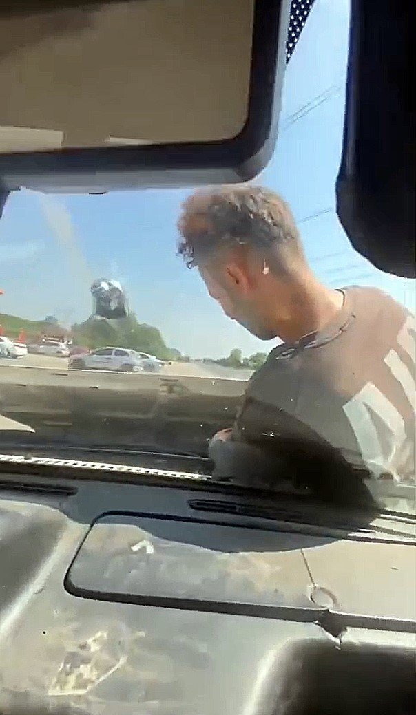 kaput-uzerinde-giderek-motoru-kontrol-ettiler