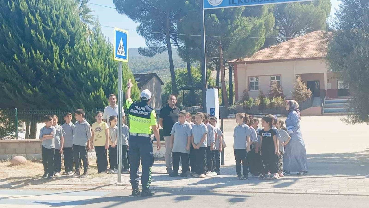 karacasuda-minik-ogrencilere-trafik-bilinci-asilandi