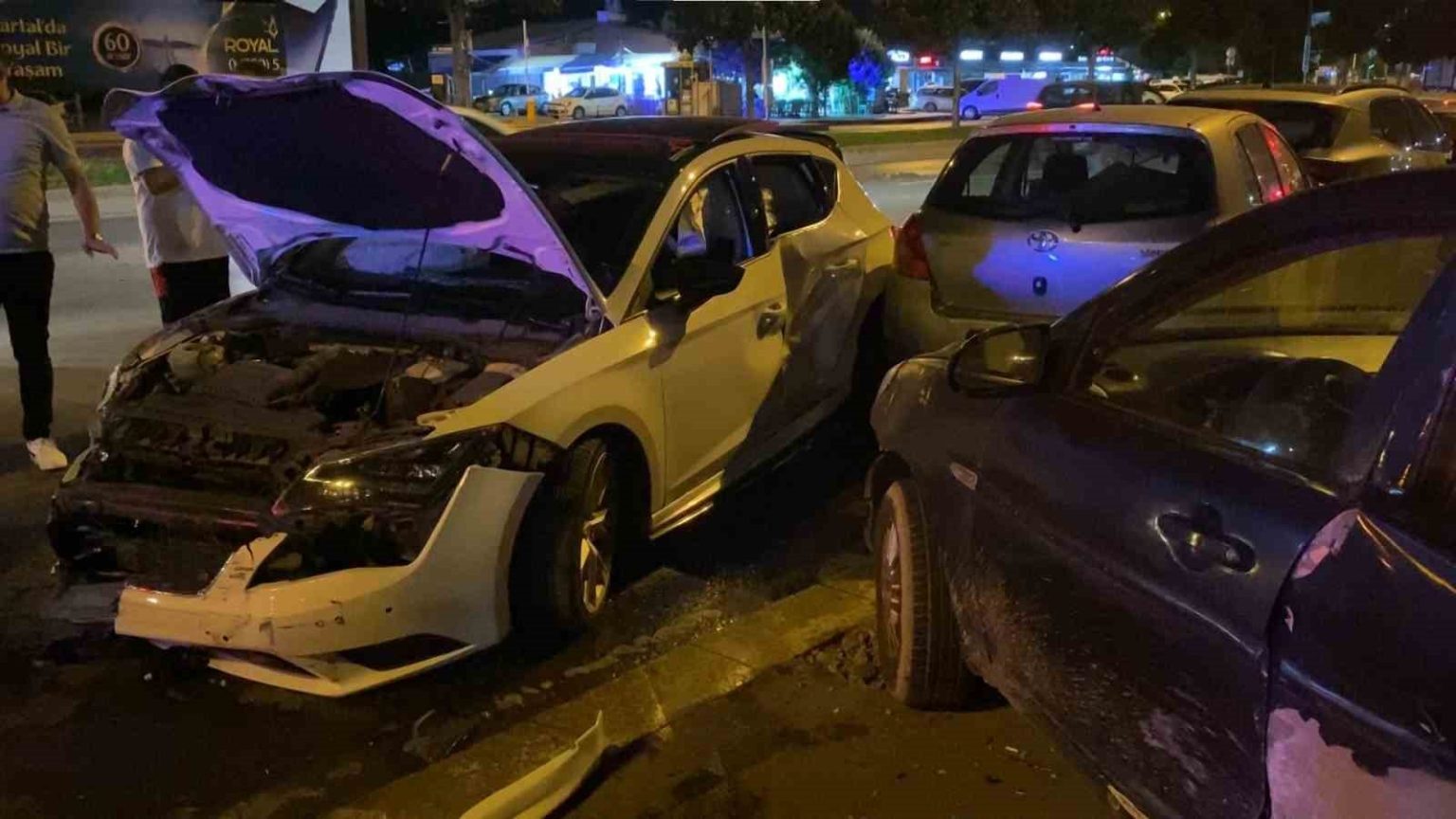 kartalda-kontrolden-cikan-otomobil-park-halindeki-araclara-carpti-2-yarali