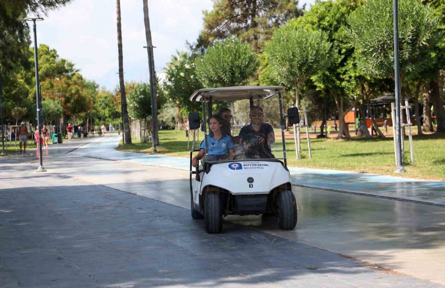 konyaalti-sahilinde-cop-atana-ceza-geliyor