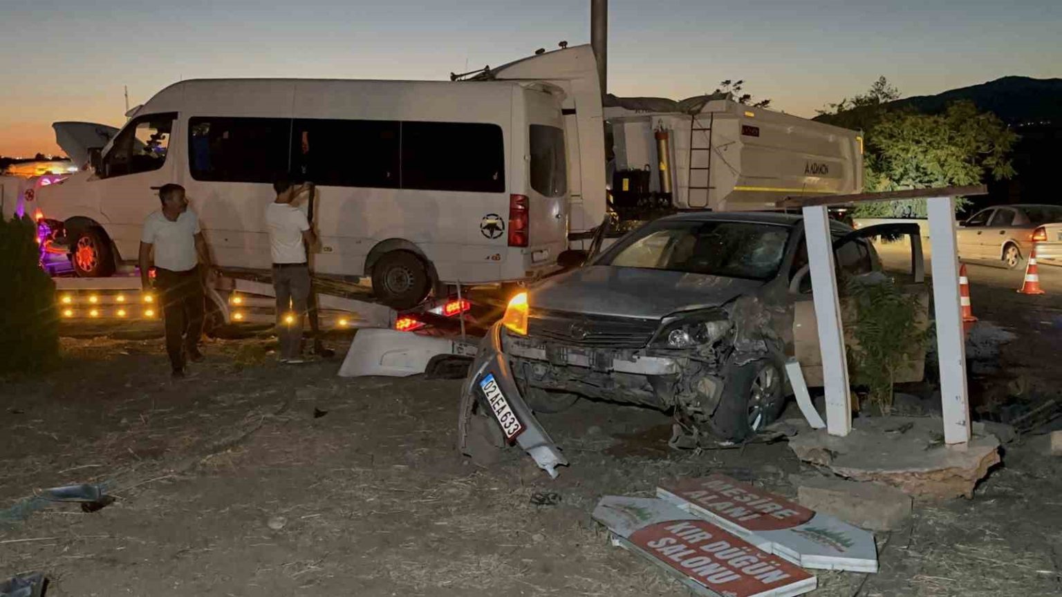 minibus-ile-otomobil-carpisti-12-yarali