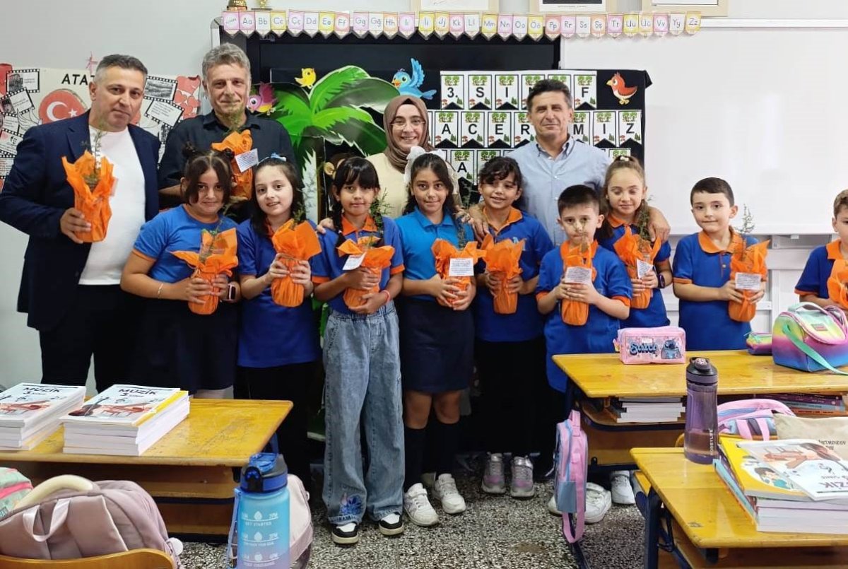 minikler-gelecekleri-icin-agac-dikti