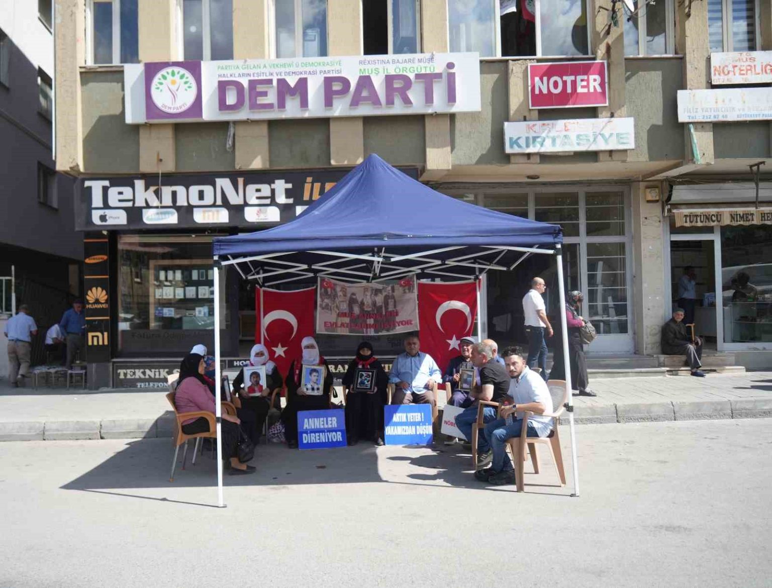 musta-ailelerin-evlat-nobeti-suruyor