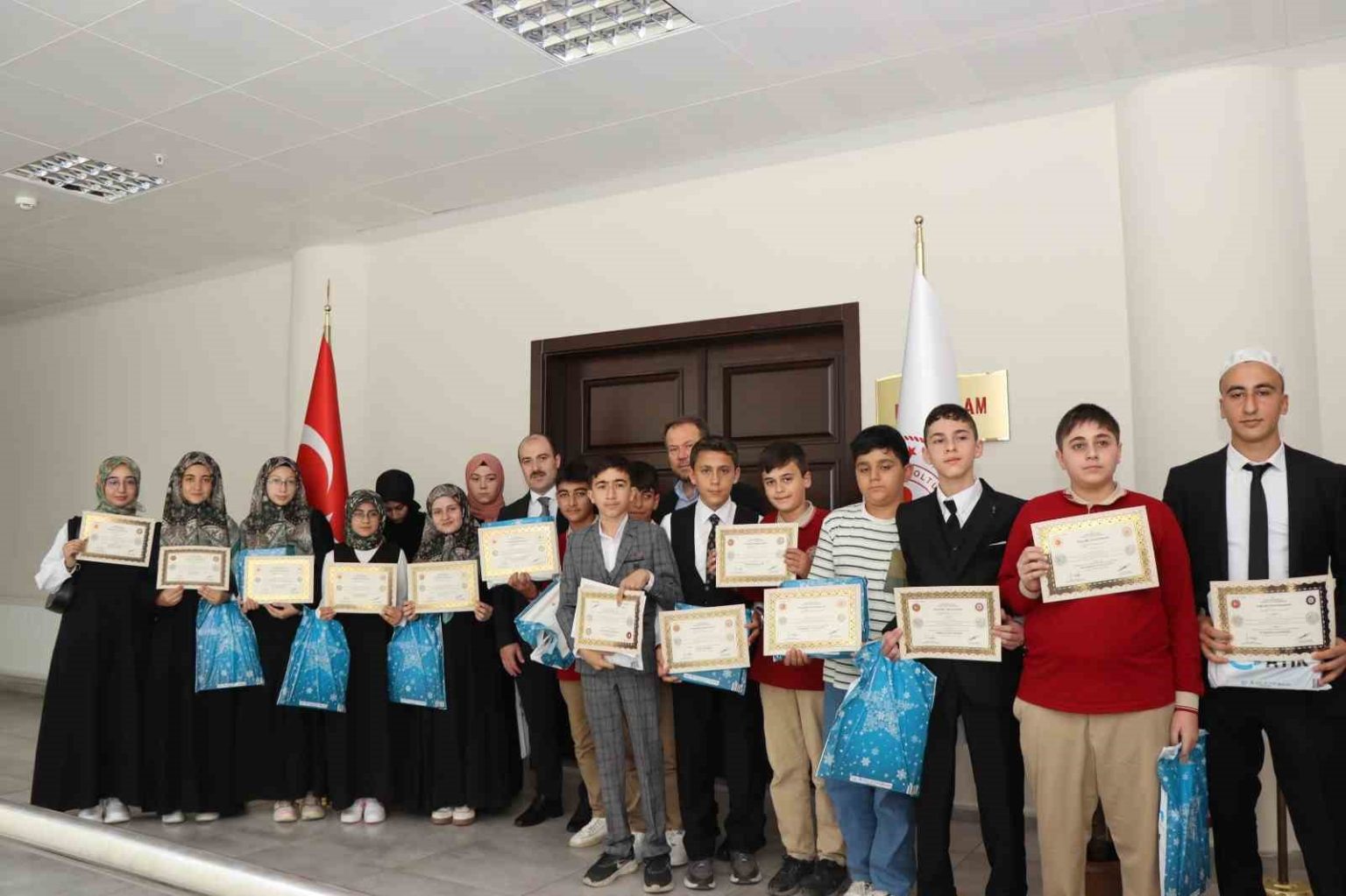 oltuda-hafiz-ve-hafizeler-belgelerine-kavustu