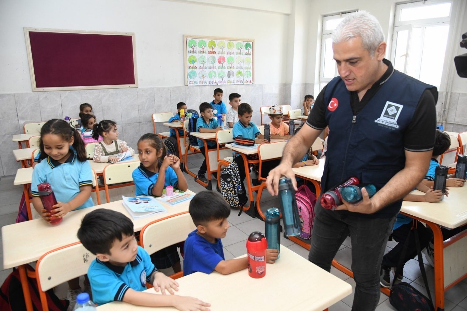 osmaniyede-minik-ogrencilere-sifir-atik-hediyesi