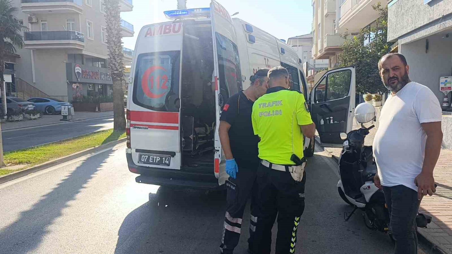 otomobil-ile-carpisan-motosikletli-yaralandi-kaza-ani-guvenlik-kamerasinda