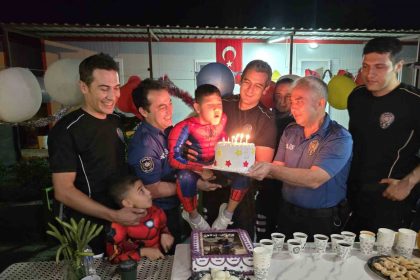 polis-ekipleri-dmd-kas-hastasi-cocuga-dogum-gunu-surprizi-yaparak-yurekleri-isitti