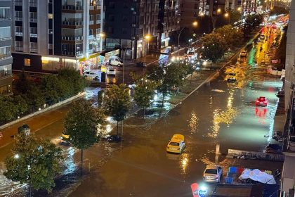 samsunda-saganak-yagis-atakumda-ev-ve-is-yerlerini-su-basti