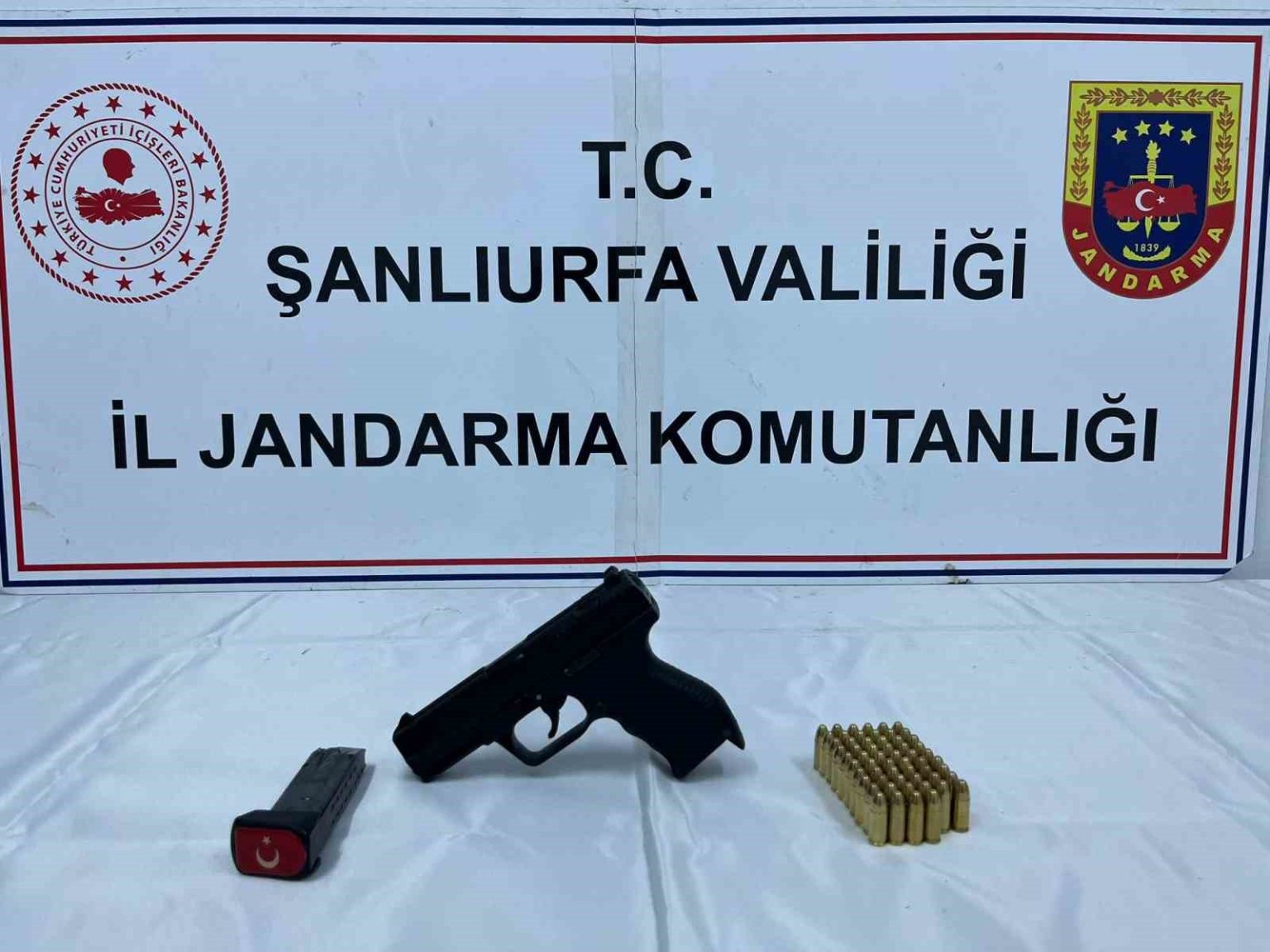 sanliurfada-ruhsatsiz-silah-ve-uyusturucu-operasyonu-8-gozalti