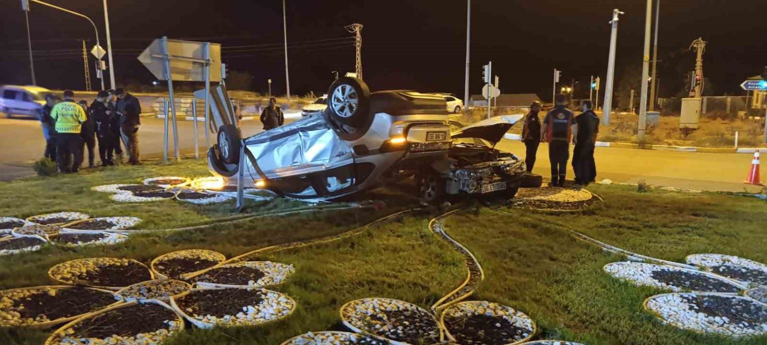 sivasta-iki-otomobil-carpisti-suruculeri-yaralandi