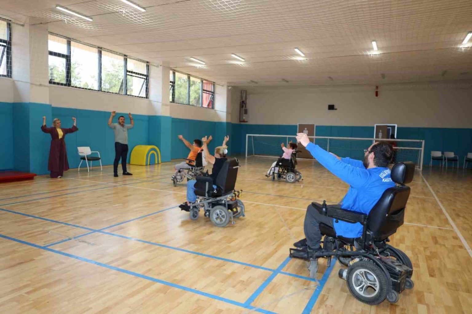 turkiyede-bir-ilk-tekerlekli-sandalyeli-zeybek-takimi