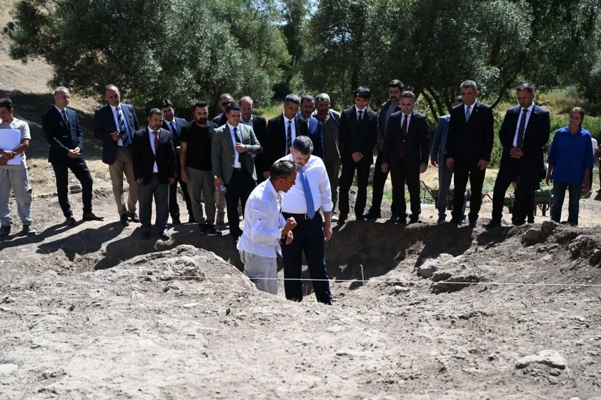 vali-ciftci-hinis-parmaksiz-kale-hoyugunde-incelemelerde-bulundu