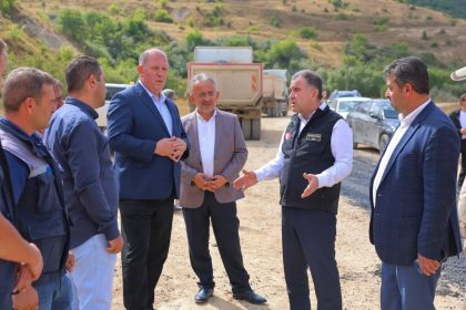vali-eldivan-koylerde-yurutulen-altyapi-ve-yol-calismalarini-inceledi