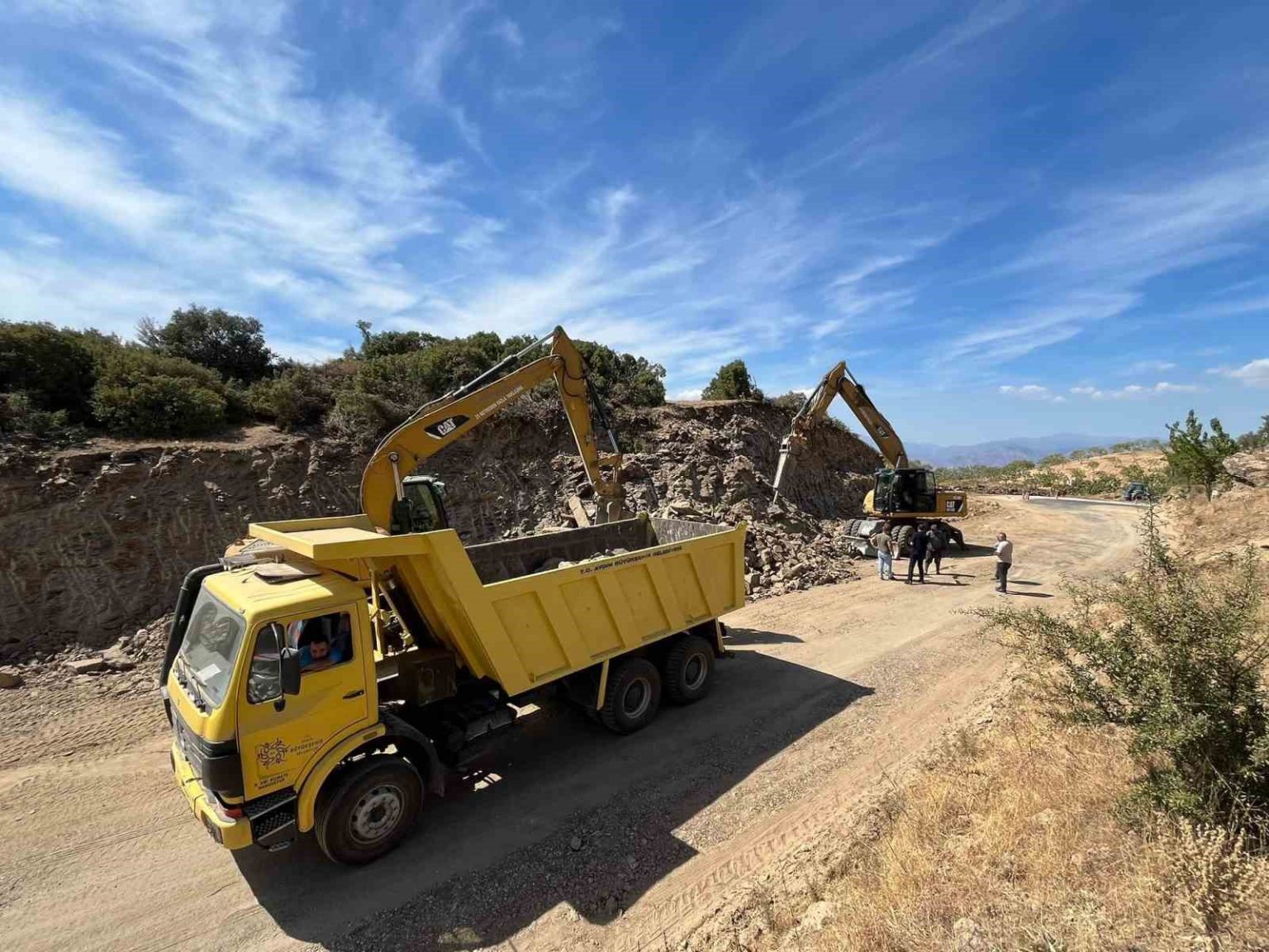 yenipazarda-yol-genisletme-calismalari-suruyor