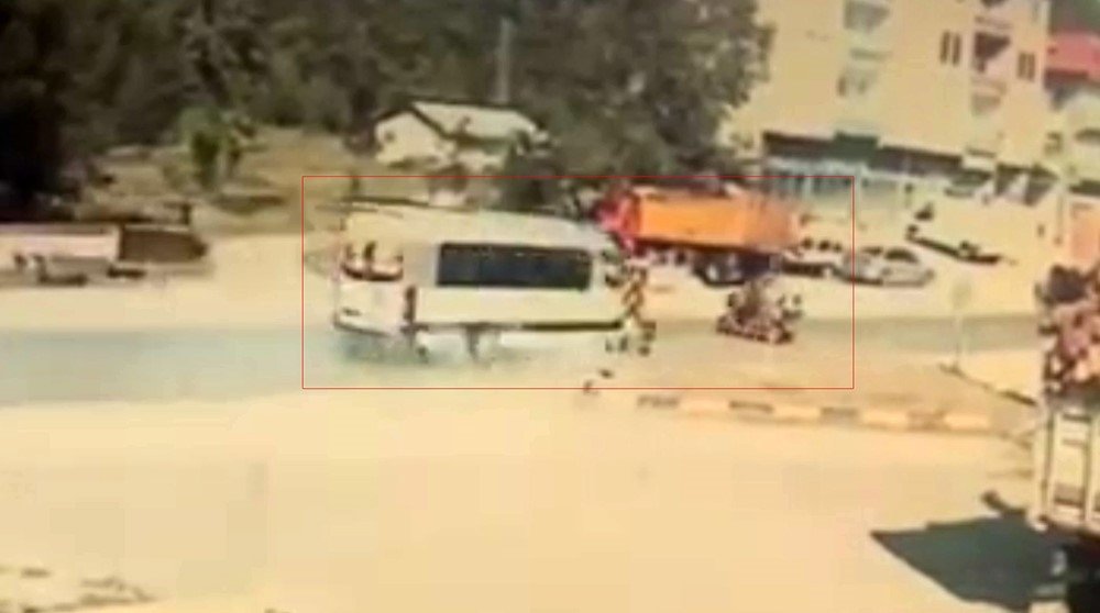 abdipasada-yasanan-kaza-guvenlik-kamerasina-yansidi