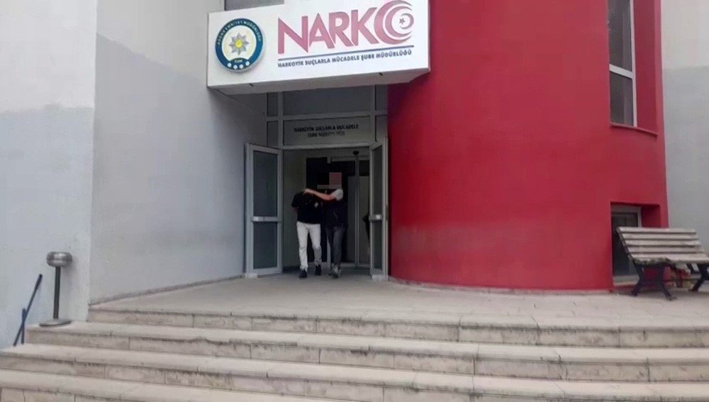 adanada-torbaci-ve-kullanici-23-hukumlu-yakalanip-cezaevine-gonderildi