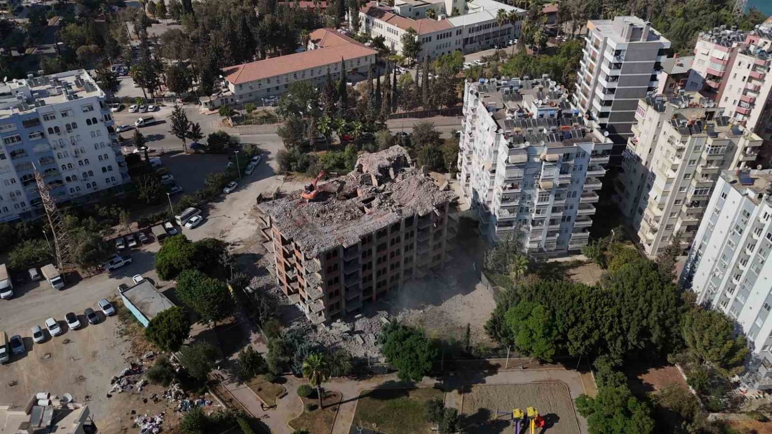 adanada-yaklasik-33-yil-once-insaatina-baslanan-11-katli-bina-damina-is-makinesi-cikartilarak-yikiliyor