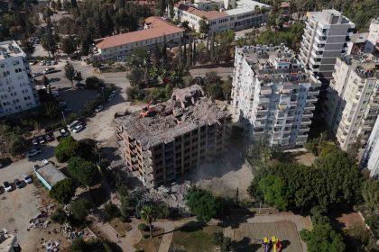 adanada-yaklasik-33-yil-once-insaatina-baslanan-11-katli-bina-damina-is-makinesi-cikartilarak-yikiliyor