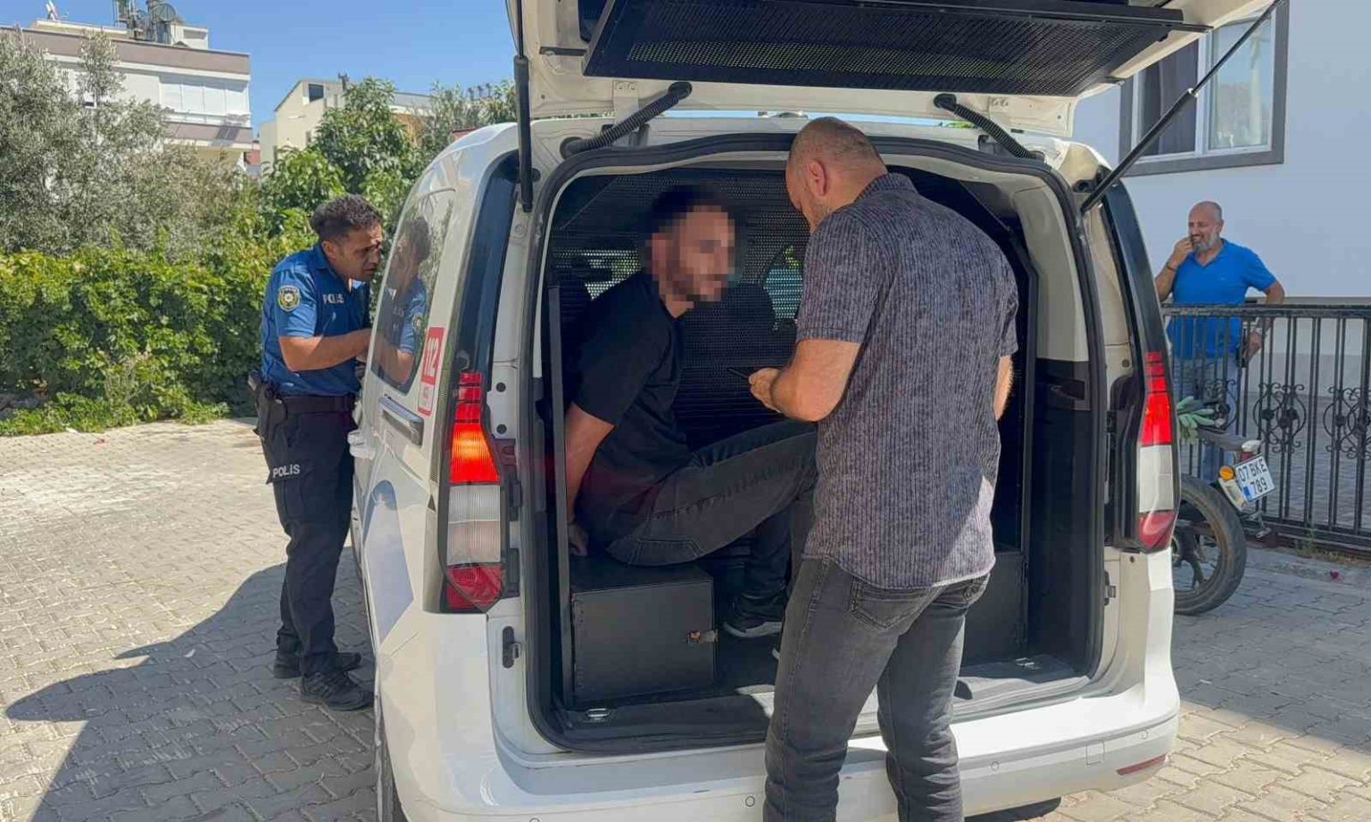 ailesiyle-yolda-yuruyen-adami-bacaklarindan-vuran-supheli-adliyeye-sevk-edildi