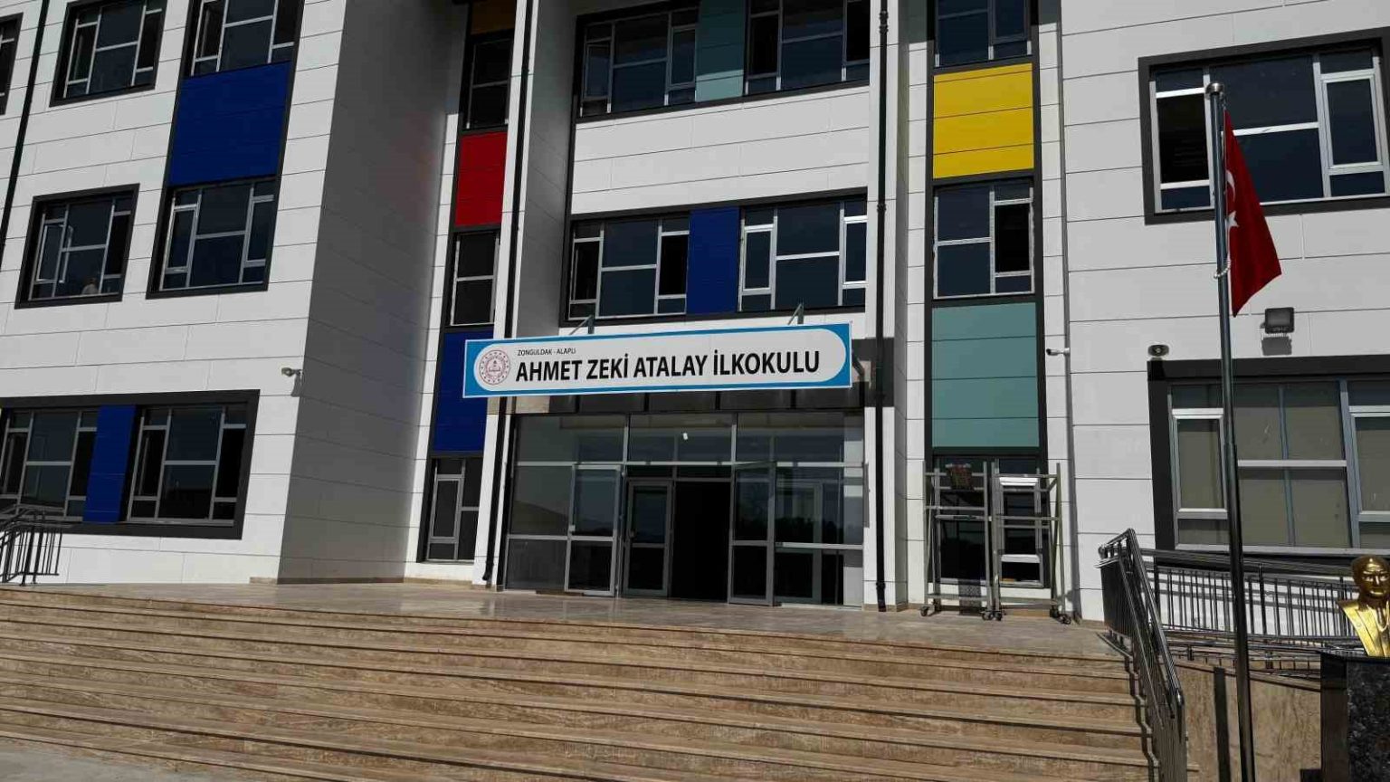 alaplida-ogrenciler-okul-yolunun-tamamlanmasini-bekliyor