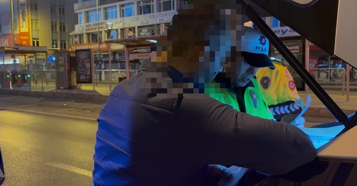 alkollu-surucu-ters-yonden-ilerleyerek-servis-aracina-carpti